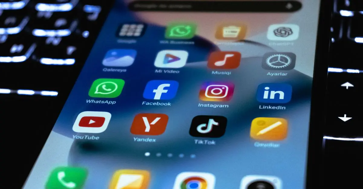Facebook vs LinkedIn : Quel réseau pour quel objectif ?